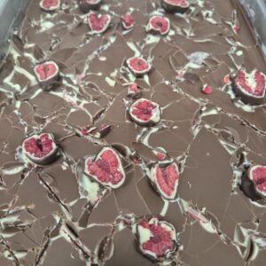 gelato al lampone, cioccolato bianco e nero e franui